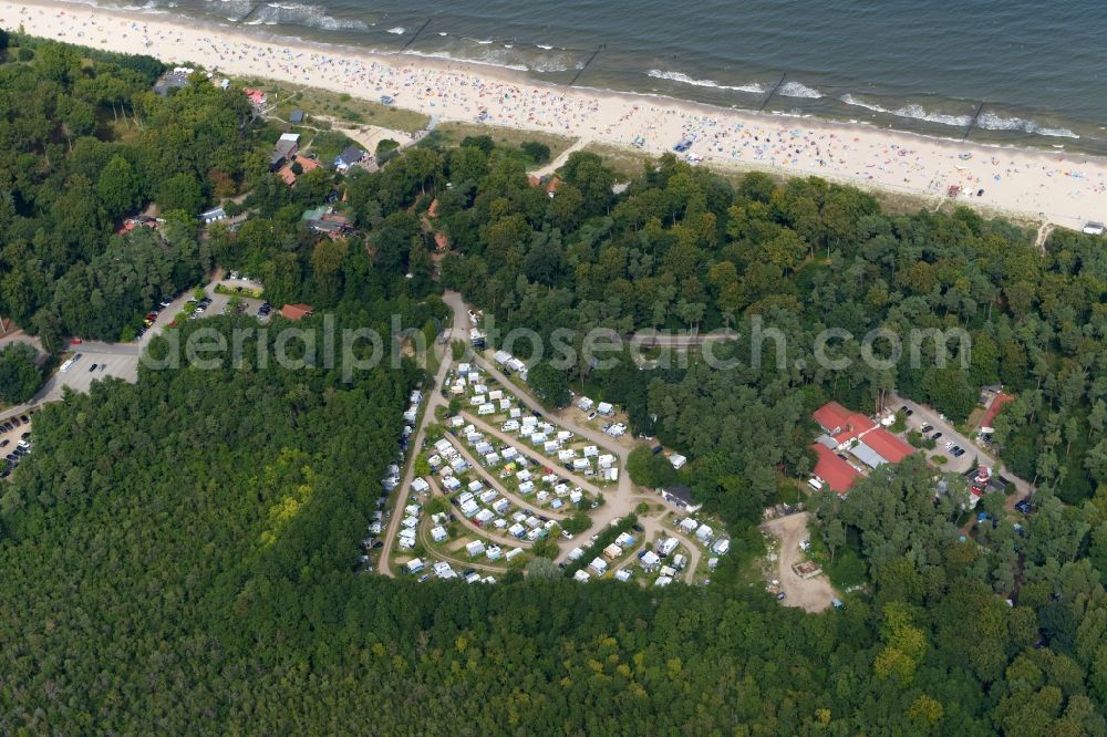 Ückeritz from the bird's eye view: Camping with caravans and tents in the district Koelpinsee in Ueckeritz in the state Mecklenburg - Western Pomerania