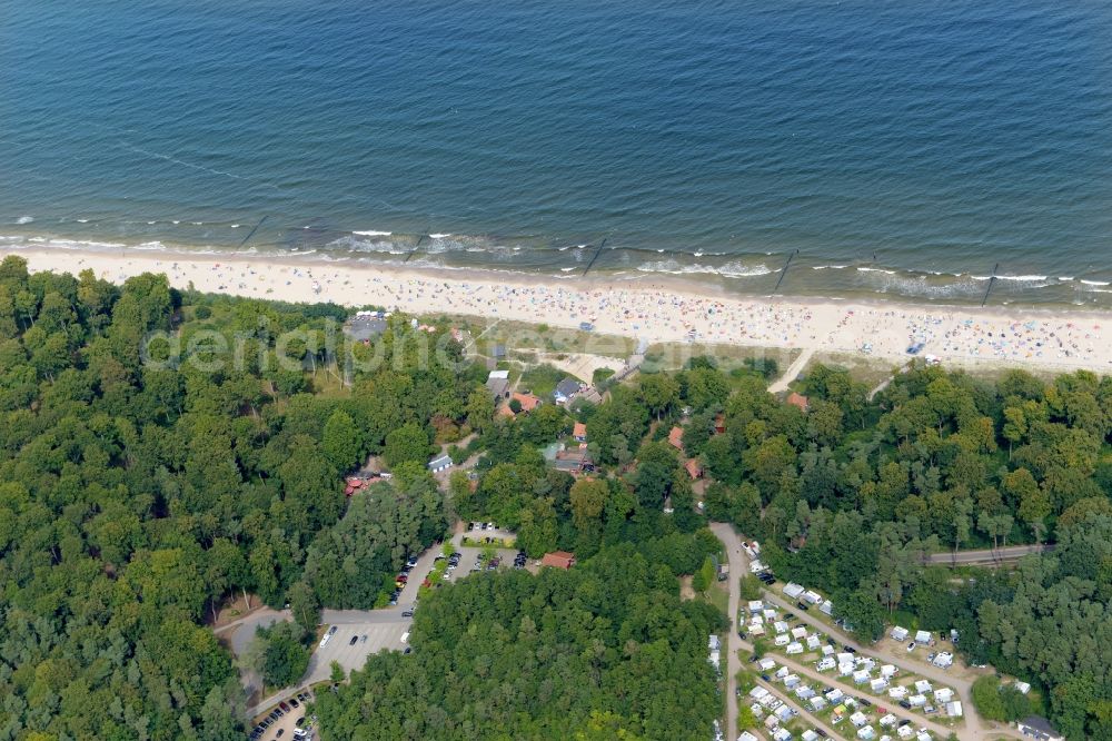 Ückeritz from the bird's eye view: Camping with caravans and tents in the district Koelpinsee in Ueckeritz in the state Mecklenburg - Western Pomerania