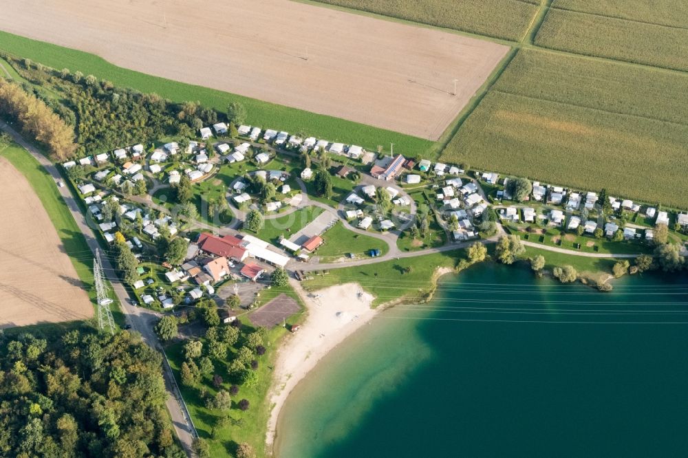 Roeschwoog from the bird's eye view: Camping with caravans and tents at the lake shore in Roeschwoog in Grand Est, France