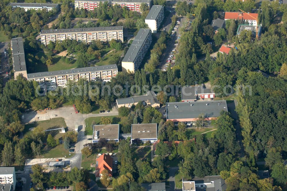 Berlin - Buch from above - Blick auf die Bibliothek mit Rechenzentrum und die Mensa / Warburg Saal des Campus Berlin-Buch. Die Blibliothek ist eine wissenschaftliche Spezialbibliothek für Mitarbeiter des Max-Delbrück-Centrums für Molekulare Medizin.