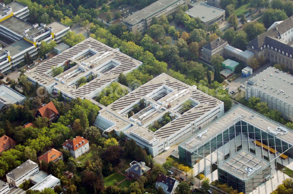 Berlin from above - Blick auf Gebäude vom Fachbereich Physik und dem Seminaris CampusHotel auf dem Gelände der Freien Universität FU Berlin. Kontakt Hotel: Seminaris CampusHotel Berlin, Science & Conference Center, Takustraße 39, 14195 Berlin, Tel. +49(0)30 557797-0, Fax +49(0)30 557797-100, berlin@seminaris.de; Kontakt FU: Freie Universität Berlin, Habelschwerdter Allee 45, 14195 Berlin, Tel. + 49(0)30 838-1