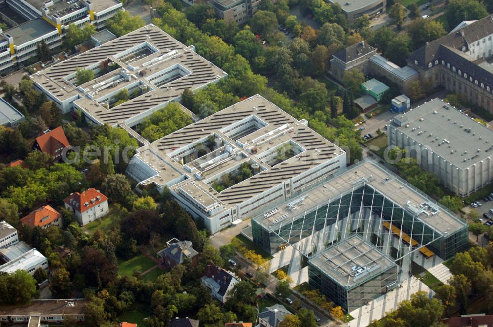 Berlin from the bird's eye view: Blick auf Gebäude vom Fachbereich Physik und dem Seminaris CampusHotel auf dem Gelände der Freien Universität FU Berlin. Kontakt Hotel: Seminaris CampusHotel Berlin, Science & Conference Center, Takustraße 39, 14195 Berlin, Tel. +49(0)30 557797-0, Fax +49(0)30 557797-100, berlin@seminaris.de; Kontakt FU: Freie Universität Berlin, Habelschwerdter Allee 45, 14195 Berlin, Tel. + 49(0)30 838-1