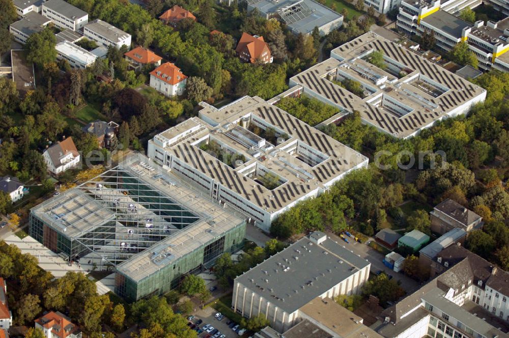 Aerial image Berlin - Blick auf Gebäude vom Fachbereich Physik und dem Seminaris CampusHotel auf dem Gelände der Freien Universität FU Berlin. Kontakt Hotel: Seminaris CampusHotel Berlin, Science & Conference Center, Takustraße 39, 14195 Berlin, Tel. +49(0)30 557797-0, Fax +49(0)30 557797-100, berlin@seminaris.de; Kontakt FU: Freie Universität Berlin, Habelschwerdter Allee 45, 14195 Berlin, Tel. + 49(0)30 838-1