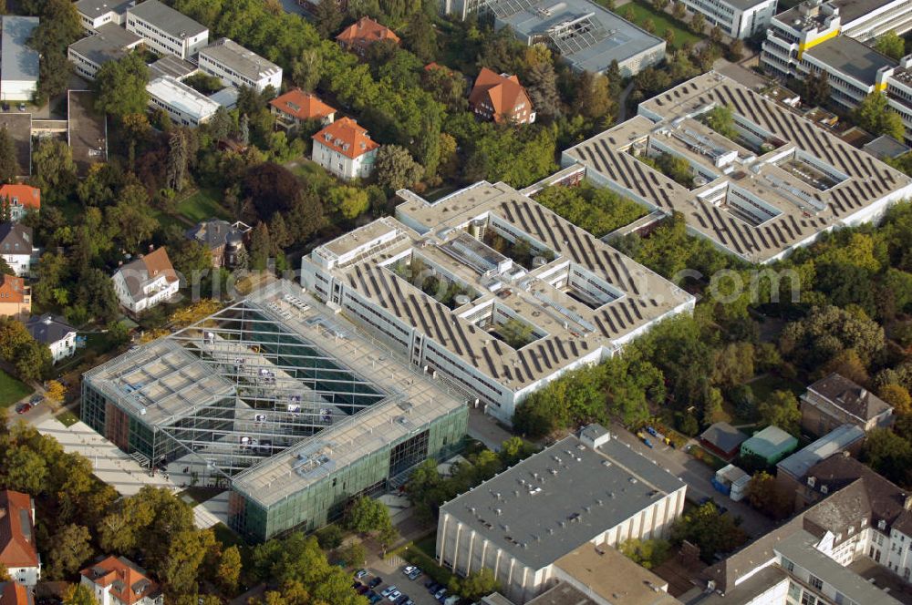 Aerial photograph Berlin - Blick auf Gebäude vom Fachbereich Physik und dem Seminaris CampusHotel auf dem Gelände der Freien Universität FU Berlin. Kontakt Hotel: Seminaris CampusHotel Berlin, Science & Conference Center, Takustraße 39, 14195 Berlin, Tel. +49(0)30 557797-0, Fax +49(0)30 557797-100, berlin@seminaris.de; Kontakt FU: Freie Universität Berlin, Habelschwerdter Allee 45, 14195 Berlin, Tel. + 49(0)30 838-1