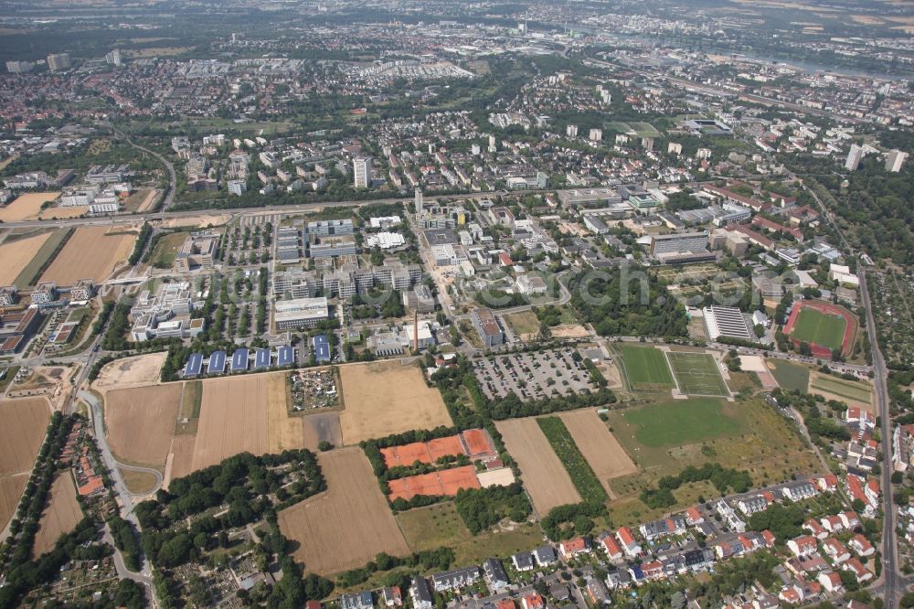 Aerial photograph Mainz - Campus building of the Johannes Gutenberg University in Mainz in the state Rhineland-Palatinate. With around 37,000 students at about 150 institutes and clinics she belongs to the twelve largest universities in Germany