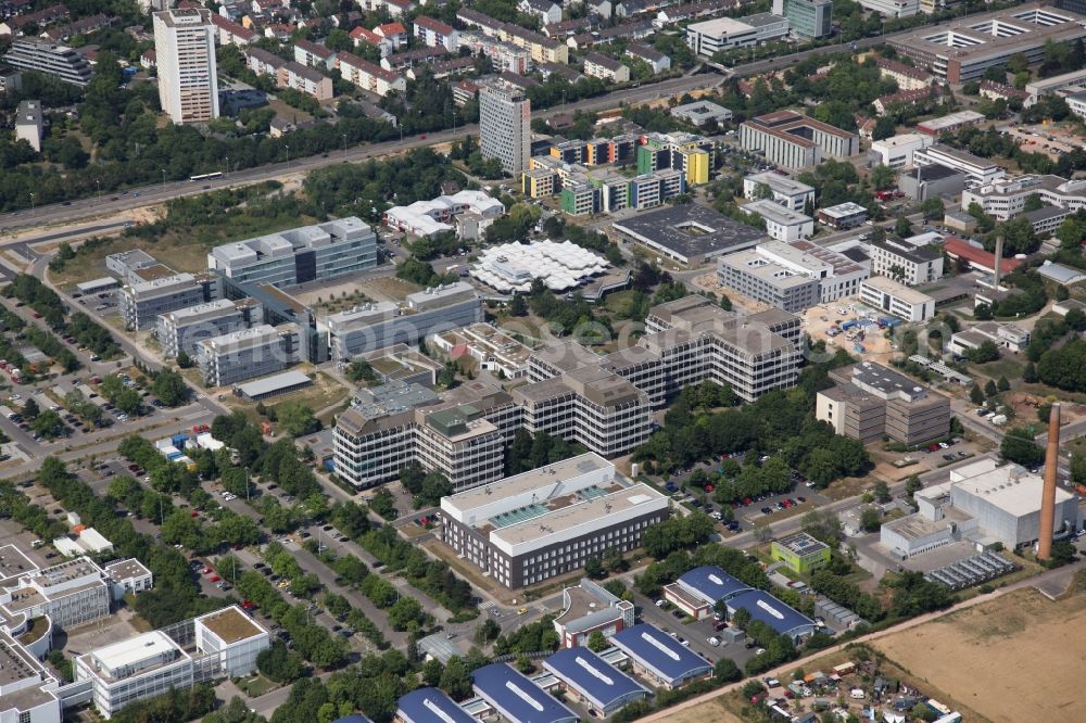 Mainz from the bird's eye view: Campus building of the Johannes Gutenberg University in Mainz in the state Rhineland-Palatinate. With around 37,000 students at about 150 institutes and clinics she belongs to the twelve largest universities in Germany