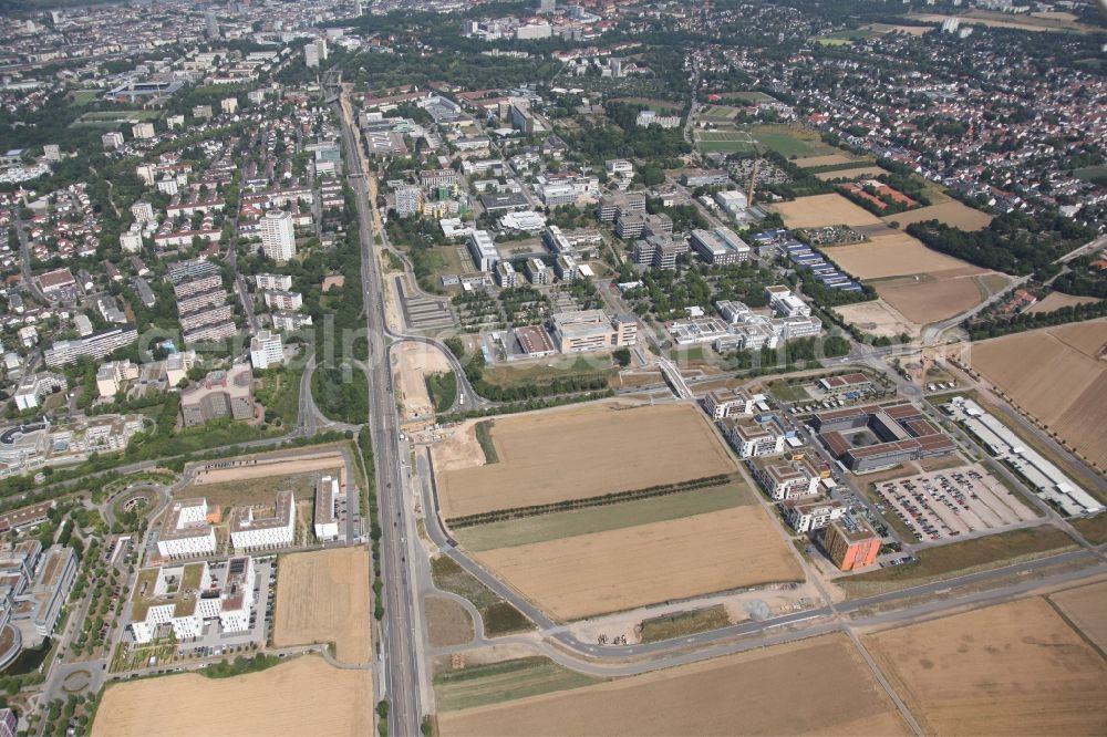 Mainz from above - Campus building of the Johannes Gutenberg University in Mainz in the state Rhineland-Palatinate. With around 37,000 students at about 150 institutes and clinics she belongs to the twelve largest universities in Germany. On the front the University of Applied Sciences Mainz. In the summer semester 2009, the Central Administration, the Department of Business, the teaching unit Geoinformatics and Surveying and the Institute for Spatial Information and Surveying Technology (i3mainz) have moved into the long-projected new complex in the Lucy-Hillebrand-Strasse