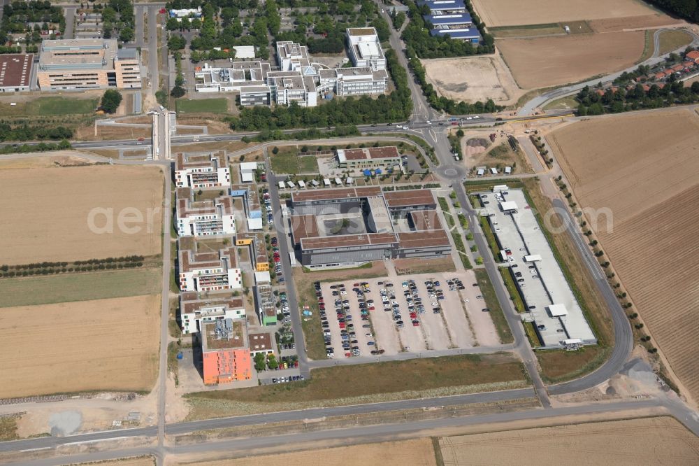 Mainz from the bird's eye view: Campus building of the Johannes Gutenberg University in Mainz in the state Rhineland-Palatinate. With around 37,000 students at about 150 institutes and clinics she belongs to the twelve largest universities in Germany. On the front the University of Applied Sciences Mainz. In the summer semester 2009, the Central Administration, the Department of Business, the teaching unit Geoinformatics and Surveying and the Institute for Spatial Information and Surveying Technology (i3mainz) have moved into the long-projected new complex in the Lucy-Hillebrand-Strasse