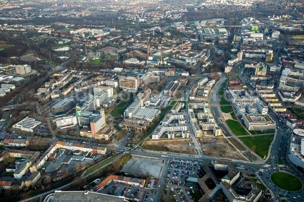 Essen from the bird's eye view: Campus building at the University of Duisburg-Essen in Essen in North Rhine-Westphalia. The main construction area for the new media center of Funke Mediengruppe in the university district green center essen