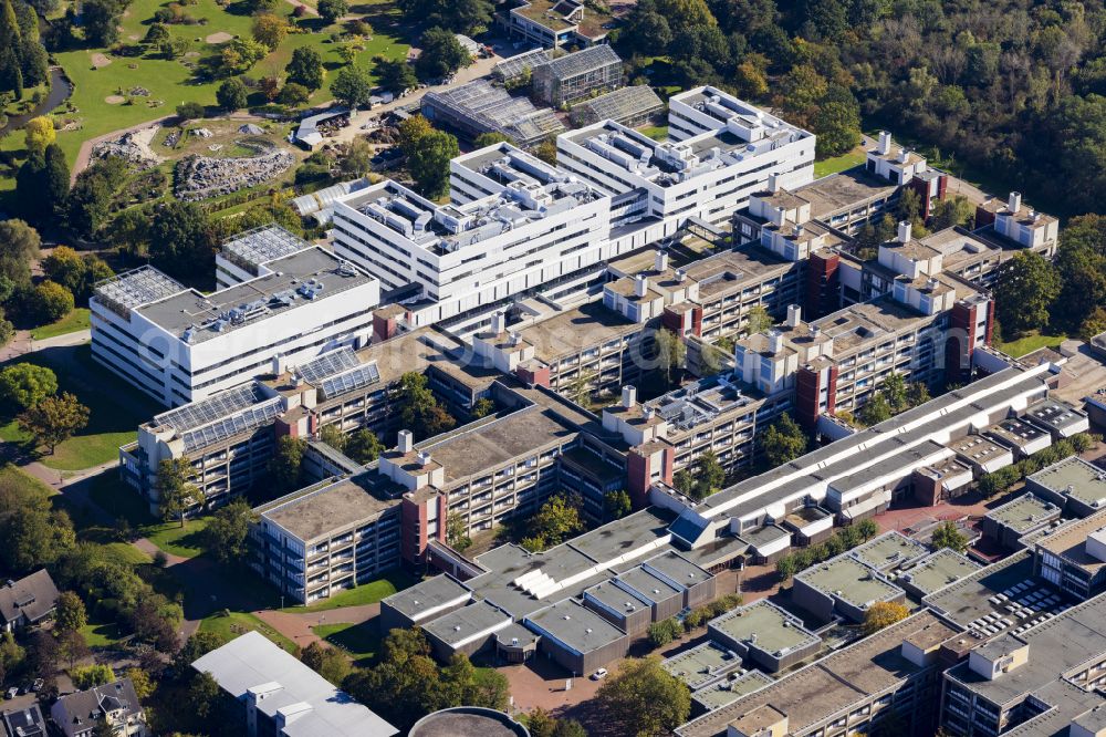 Aerial photograph Düsseldorf - Campus building of the university Heinrich Heine University with the buildings and institutes for biology and the botanical garden at the Faculty of Mathematics and Natural Sciences in Duesseldorf in the Ruhr area in the federal state of North Rhine-Westphalia, Germany