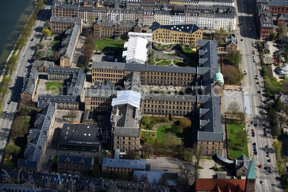 Kopenhagen from the bird's eye view: Campus building of the university Syddansk Universitet Kobenhavn Oster Farimagsgade in Copenhagen in Region Hovedstaden, Denmark