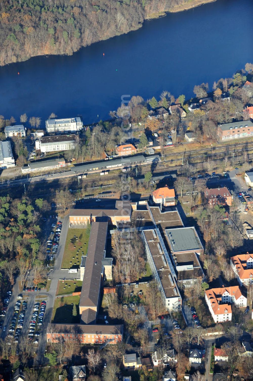 Aerial image Potsdam Babelsberg - Blick auf den Campus Griebnitzsee / Komplex 3 der Universität Potsdam in Babelsberg. Das Areal beherbergt die juristische Fakultät und die Wirtschafts- und Sozialwissenschaftliche Fakultät sowie die Mensa. Griebnitzsee campus of the University of Potsdam.