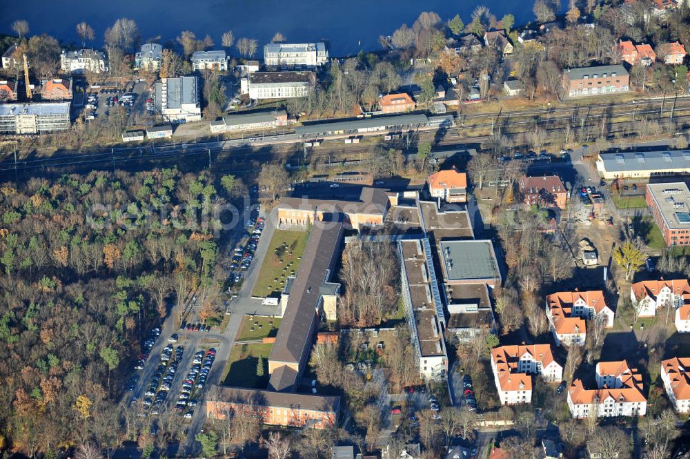 Aerial photograph Potsdam Babelsberg - Blick auf den Campus Griebnitzsee / Komplex 3 der Universität Potsdam in Babelsberg. Das Areal beherbergt die juristische Fakultät und die Wirtschafts- und Sozialwissenschaftliche Fakultät sowie die Mensa. Griebnitzsee campus of the University of Potsdam.