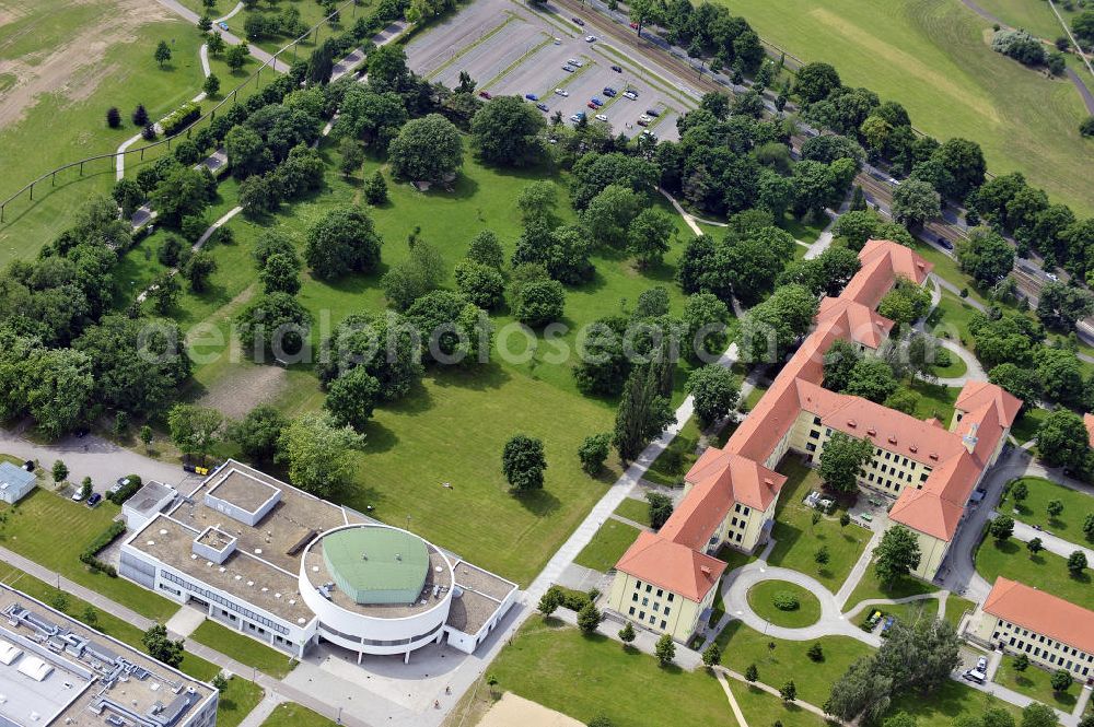 Aerial photograph Magdeburg - Blick auf den Campus der Hochschule Magdeburg-Stendal. Der Campus zwischen Elbauenpark und dem Herrenkrug wurde zunächst von Wehrmacht und später sowjetischer Armee genutzt, bevor 1992 die Sanierung bestehender und Errichtung neuer Gebäude und schließlich der Einzug der Hochschule erfolgte. View of the campus of the University of Applied Science of Magdeburg-Stendal. The campus between Elbauenpark and Herrenkrug was first used by the Wehrmacht and later Soviet army before 1992, the rehabilitation of existing and construction of new buildings, and finally the arrival of the university took place.