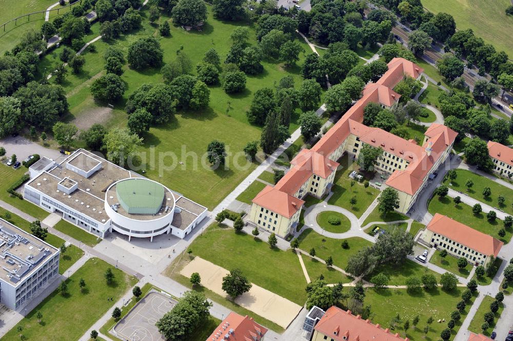 Magdeburg from above - Blick auf den Campus der Hochschule Magdeburg-Stendal. Der Campus zwischen Elbauenpark und dem Herrenkrug wurde zunächst von Wehrmacht und später sowjetischer Armee genutzt, bevor 1992 die Sanierung bestehender und Errichtung neuer Gebäude und schließlich der Einzug der Hochschule erfolgte. View of the campus of the University of Applied Science of Magdeburg-Stendal. The campus between Elbauenpark and Herrenkrug was first used by the Wehrmacht and later Soviet army before 1992, the rehabilitation of existing and construction of new buildings, and finally the arrival of the university took place.