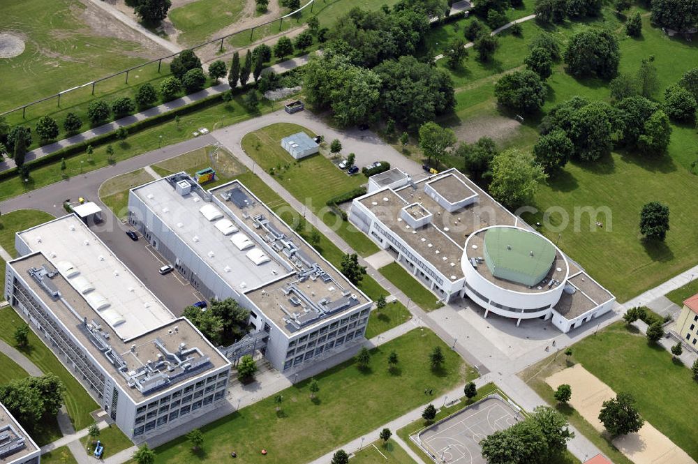 Magdeburg from the bird's eye view: Blick auf den Campus der Hochschule Magdeburg-Stendal. Der Campus zwischen Elbauenpark und dem Herrenkrug wurde zunächst von Wehrmacht und später sowjetischer Armee genutzt, bevor 1992 die Sanierung bestehender und Errichtung neuer Gebäude und schließlich der Einzug der Hochschule erfolgte. View of the campus of the University of Applied Science of Magdeburg-Stendal. The campus between Elbauenpark and Herrenkrug was first used by the Wehrmacht and later Soviet army before 1992, the rehabilitation of existing and construction of new buildings, and finally the arrival of the university took place.