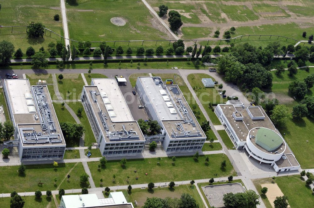 Aerial image Magdeburg - Blick auf den Campus der Hochschule Magdeburg-Stendal. Der Campus zwischen Elbauenpark und dem Herrenkrug wurde zunächst von Wehrmacht und später sowjetischer Armee genutzt, bevor 1992 die Sanierung bestehender und Errichtung neuer Gebäude und schließlich der Einzug der Hochschule erfolgte. View of the campus of the University of Applied Science of Magdeburg-Stendal. The campus between Elbauenpark and Herrenkrug was first used by the Wehrmacht and later Soviet army before 1992, the rehabilitation of existing and construction of new buildings, and finally the arrival of the university took place.