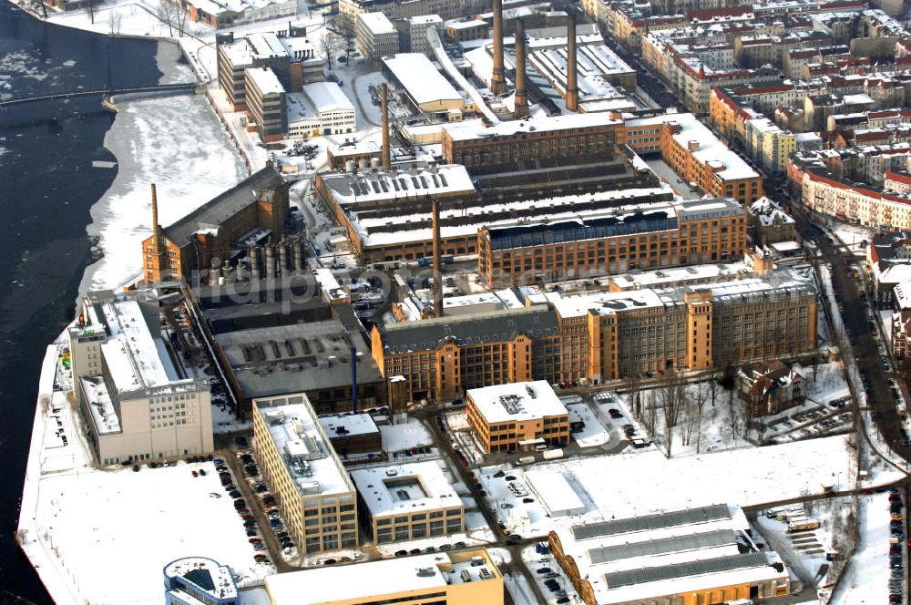 Berlin from above - Blick auf den winterlich mit Schnee bedeckten Campus Wilhelminenhof der Hochschule für Technik und Wirtschaft HTW am Ufer der Spree in Berlin-Oberschöneweide. View onto the winterly snowcapped campus of the University of Appled Sciences HTW at the border form the river Spree in Berlin-Schöneweide.