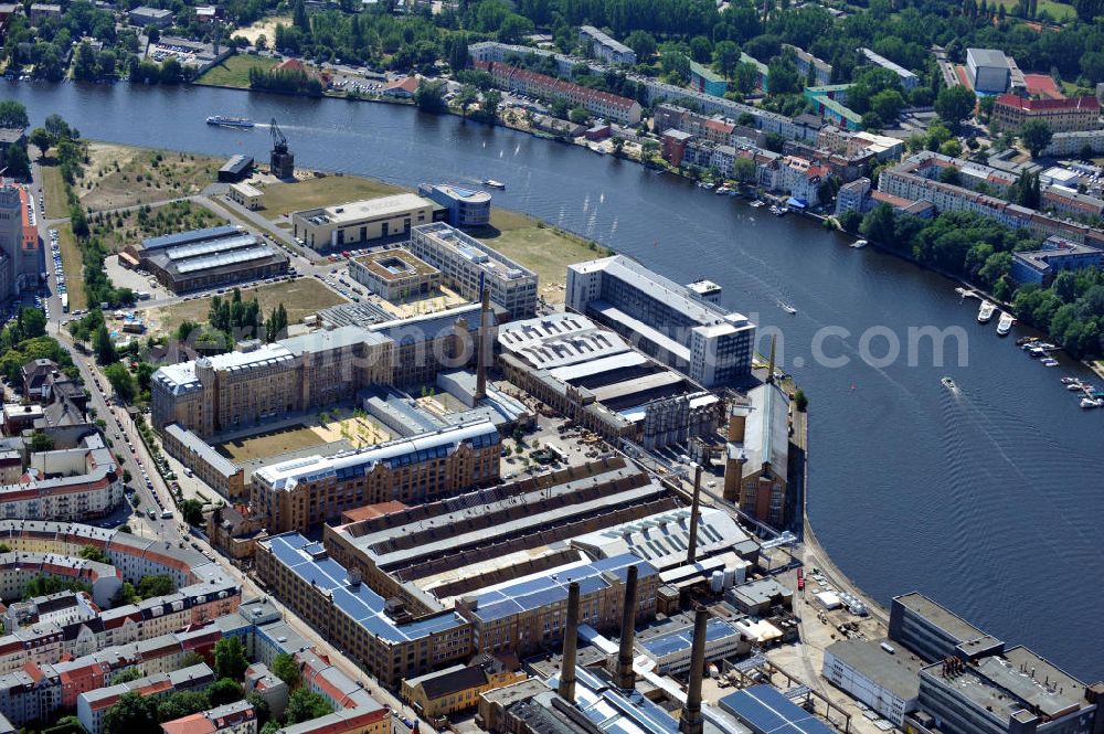 Berlin Schöneweide from the bird's eye view: Campus Wilhelminenhof der Hochschule für Technik und Wirtschaft HTW auf dem ehemaliegen Industriegelände am Ufer der Spree in Berlin-Oberschöneweide. Campus of the University of Appled Sciences HTW at the Spree riverside in Berlin-Schöneweide.