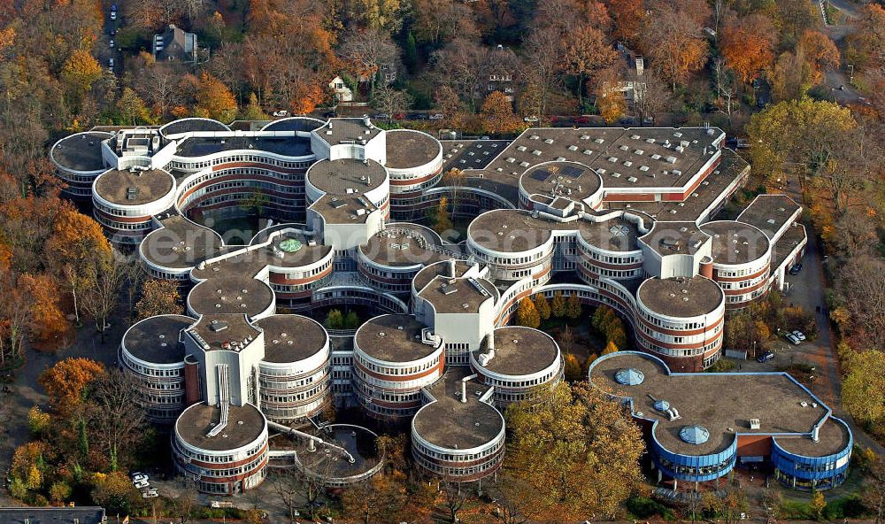 Duisburg from above - Blick auf den Campus der Universität Duisburg-Essen, genannt Keksdosen im Herbst. Im Jahr 2003 wurde die Universität durch die Fusion der Gerhard-Mercator-Universität Duisburg und der Universität-Gesamthochschule Essen gegründet. Sie gehört mit rund 30.000 Studenten zu den – nach Studentenzahlen – zehn größten deutschen Universitäten. View of the campus of the University of Duisburg-Essen, called biscuit tins in autumn. In 2003 the University was founded through the merger of the Gerhard-Mercator-University Duisburg and the University of Essen. With about 30,000 students it is one of the ten largest German universities.