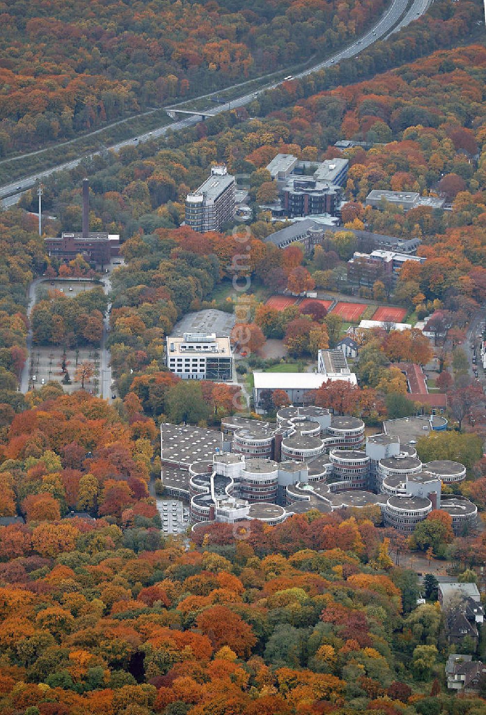 Duisburg from the bird's eye view: Blick auf den Campus der Universität Duisburg-Essen, genannt Keksdosen im Herbst. Im Jahr 2003 wurde die Universität durch die Fusion der Gerhard-Mercator-Universität Duisburg und der Universität-Gesamthochschule Essen gegründet. Sie gehört mit rund 30.000 Studenten zu den – nach Studentenzahlen – zehn größten deutschen Universitäten. View of the campus of the University of Duisburg-Essen, called biscuit tins in autumn. In 2003 the University was founded through the merger of the Gerhard-Mercator-University Duisburg and the University of Essen. With about 30,000 students it is one of the ten largest German universities.