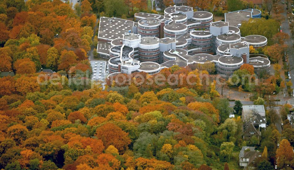 Aerial image Duisburg - Blick auf den Campus der Universität Duisburg-Essen, genannt Keksdosen im Herbst. Im Jahr 2003 wurde die Universität durch die Fusion der Gerhard-Mercator-Universität Duisburg und der Universität-Gesamthochschule Essen gegründet. Sie gehört mit rund 30.000 Studenten zu den – nach Studentenzahlen – zehn größten deutschen Universitäten. View of the campus of the University of Duisburg-Essen, called biscuit tins in autumn. In 2003 the University was founded through the merger of the Gerhard-Mercator-University Duisburg and the University of Essen. With about 30,000 students it is one of the ten largest German universities.