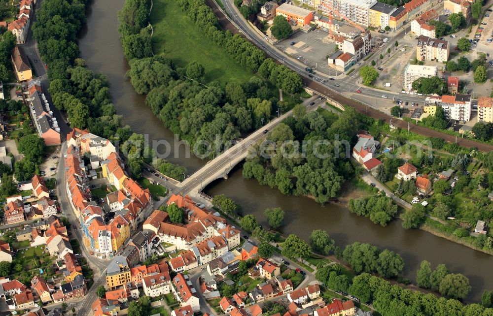 Aerial image Jena - The Camsdorfer bridge over the Saale is the oldest stone bridge in Jena in Thuringia. Built in the Middle Ages, it is considered one of the seven wonders of Jena. It connects the city center with the district Wenigenjena. Right on the bridge is the traditional inn Gruene Tanne