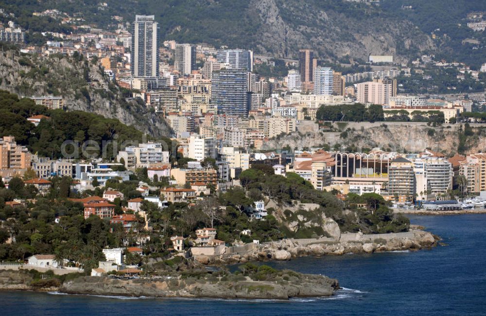 MONACO from the bird's eye view: Blick von Cap-d' Ail auf den Stadtteil Fontvieille von Monaco. Fontvieille ist ein Stadtbezirk im Fürstentum Monaco an der Cote d' Azur. Er stellt den südlichsten Teil des Stadtstaates dar, der auf einer Fläche von 32,4 ha etwa 3300 Einwohner (dies entspricht einem Zehntel der Bevölkerung des Landes) hat.