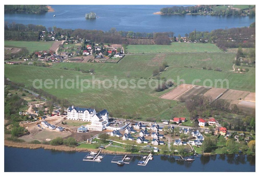 Petzow from the bird's eye view: Petzow (zu Werder in Brandenburg) Ein Yachthafen, ein Hotel, exklusive Ferienhäuser, erstklassige Gastronomie, ein umfassendes Wellness- und Sportangebot und nicht zuletzt die attraktive Nähe zu Potsdam, Berlin und der Inselstadt Werder - das sind die Zutaten für einen erholsamen, erfrischenden, einzigartigen Urlaub. Resort Schwielowsee ,Am Schwielowsee 117,14542 Werder OT Petzow ,Telefon: 0 33 27. 56 96 0,Telefax: 0 33 27. 56 96 999