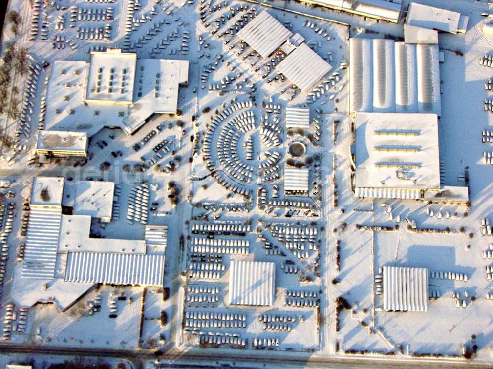 Aerial photograph Hoppegarten - Hoppegarten; Winterstimmung auf dem Gelände von Carena, einem der grössten Gebrauchtwagenparks Europas. Neuer Hoenower Weg 4, 15366 Dahlwitz-Hoppegarten bei Berlin, Tel.: 03342 / 363 660 (Herr Fleischer), Fax: 03342 / 363 111, e-Mail: carena@carena.de