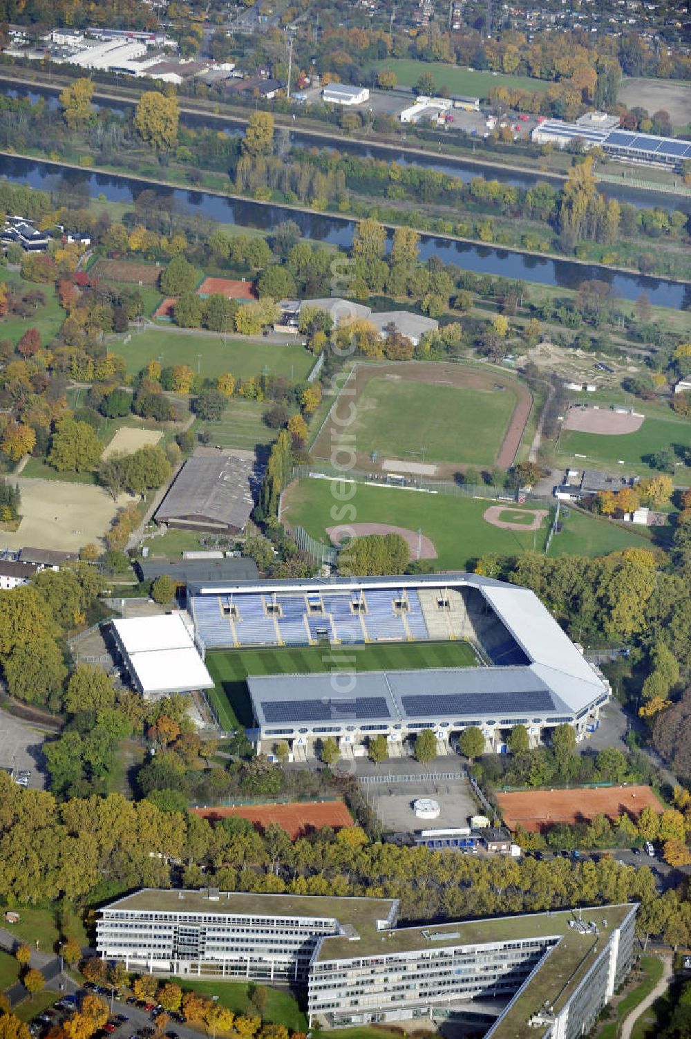 Mannheim from above - Blick auf das Carl-Benz Stadion im Bezirk Oststadt in Mannheim. Das Stadion wurde 1994 eröffnet und nach dem Automobilbauer Carl Benz benannt, der in Mannheim seine Werkstatt hatte. View to the Carl-Benz stadium in the district Oststadt of Mannheim, wich was built in 1994.