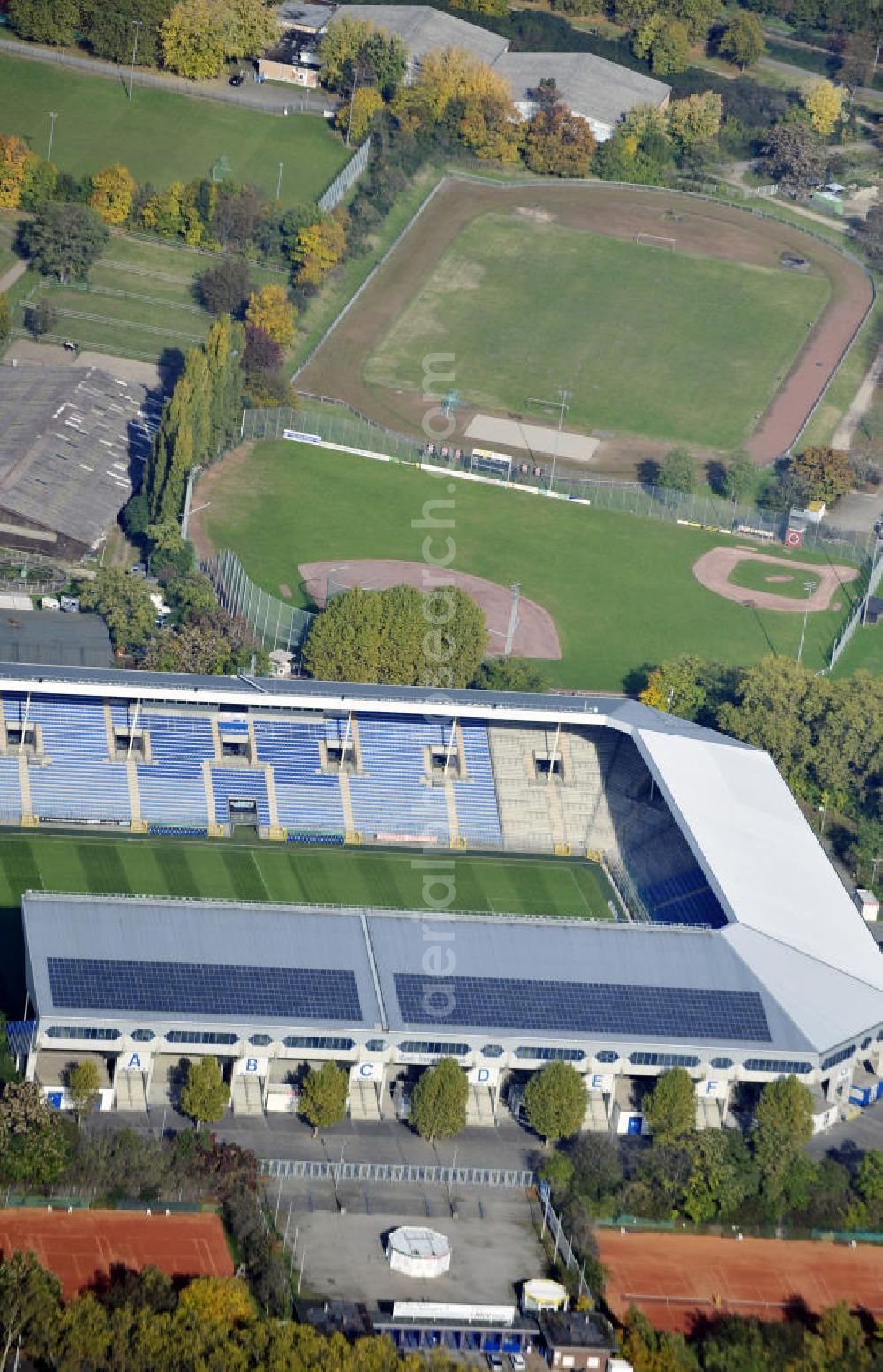 Mannheim from the bird's eye view: Blick auf das Carl-Benz Stadion im Bezirk Oststadt in Mannheim. Das Stadion wurde 1994 eröffnet und nach dem Automobilbauer Carl Benz benannt, der in Mannheim seine Werkstatt hatte. View to the Carl-Benz stadium in the district Oststadt of Mannheim, wich was built in 1994.