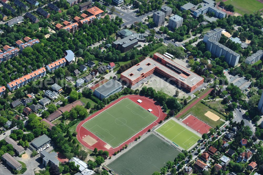 Berlin from the bird's eye view: Sportplätze und dreistöckiger Neubau der Carl Zeiss Oberschule in Lichtenrade, Tempelhof-Schöneberg. Sports venues and new building of the Carl Zeiss grammar school in Lichtenrade, berlin Tempelhof-Schoeneberg. The building consists of three floors.