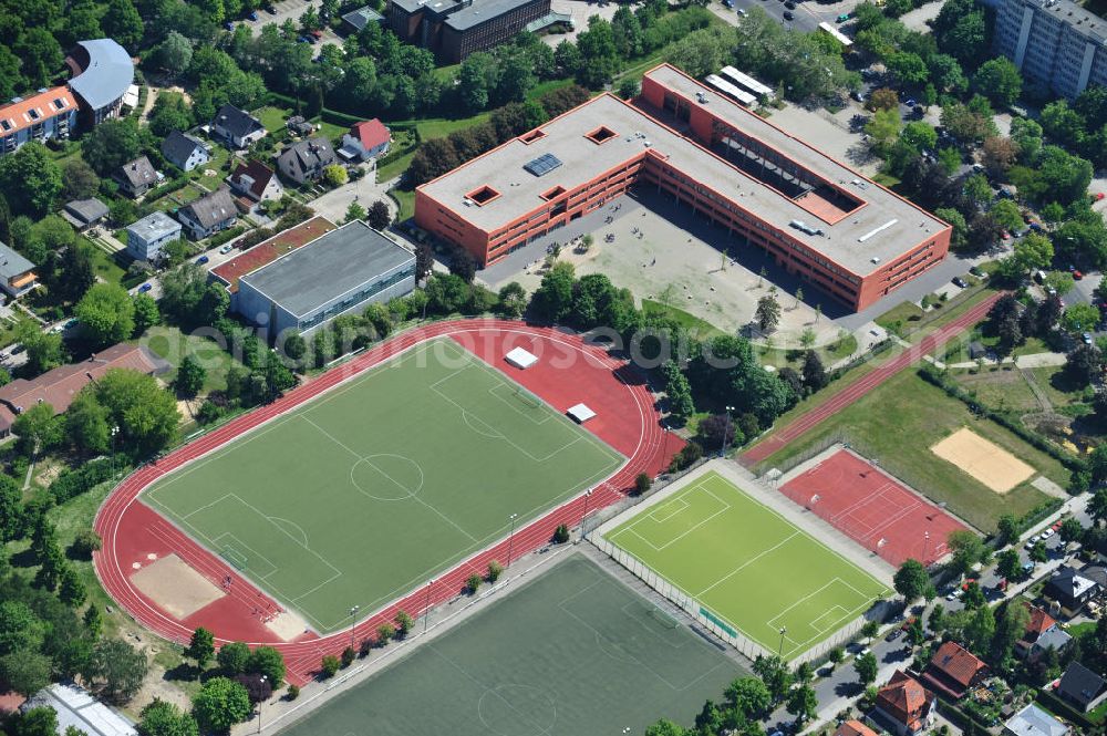 Aerial image Berlin - Sportplätze und dreistöckiger Neubau der Carl Zeiss Oberschule in Lichtenrade, Tempelhof-Schöneberg. Sports venues and new building of the Carl Zeiss grammar school in Lichtenrade, berlin Tempelhof-Schoeneberg. The building consists of three floors.