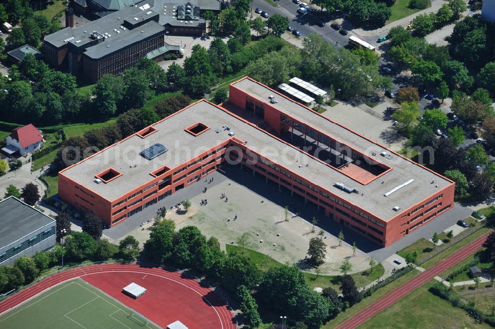 Berlin from above - Dreistöckiger Neubau der Carl Zeiss Oberschule in Berlin Lichtenrade im Stadteil Tempelhof-Schöneberg. The new building of the Carl Zeiss grammar school in Lichtenrade in the administrative district of Tempelhof-Schoeneberg consists of 3 floors.