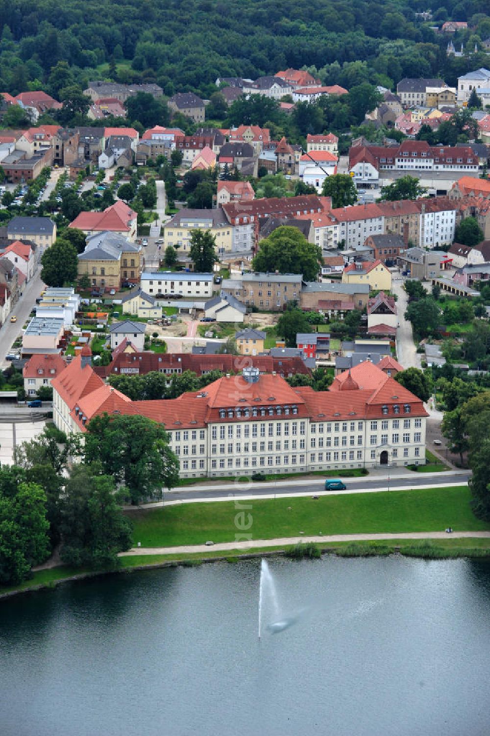 Neustrelitz from the bird's eye view: Das Gebäude des Gymnasium Carolinum am Glambeckersee in Neustrelitz, Mecklenburg-Vorpommern. Building of the Carolinum grammar school close to the Glambecker lake in Neustrelitz, Mecklenburg-Vorpommern