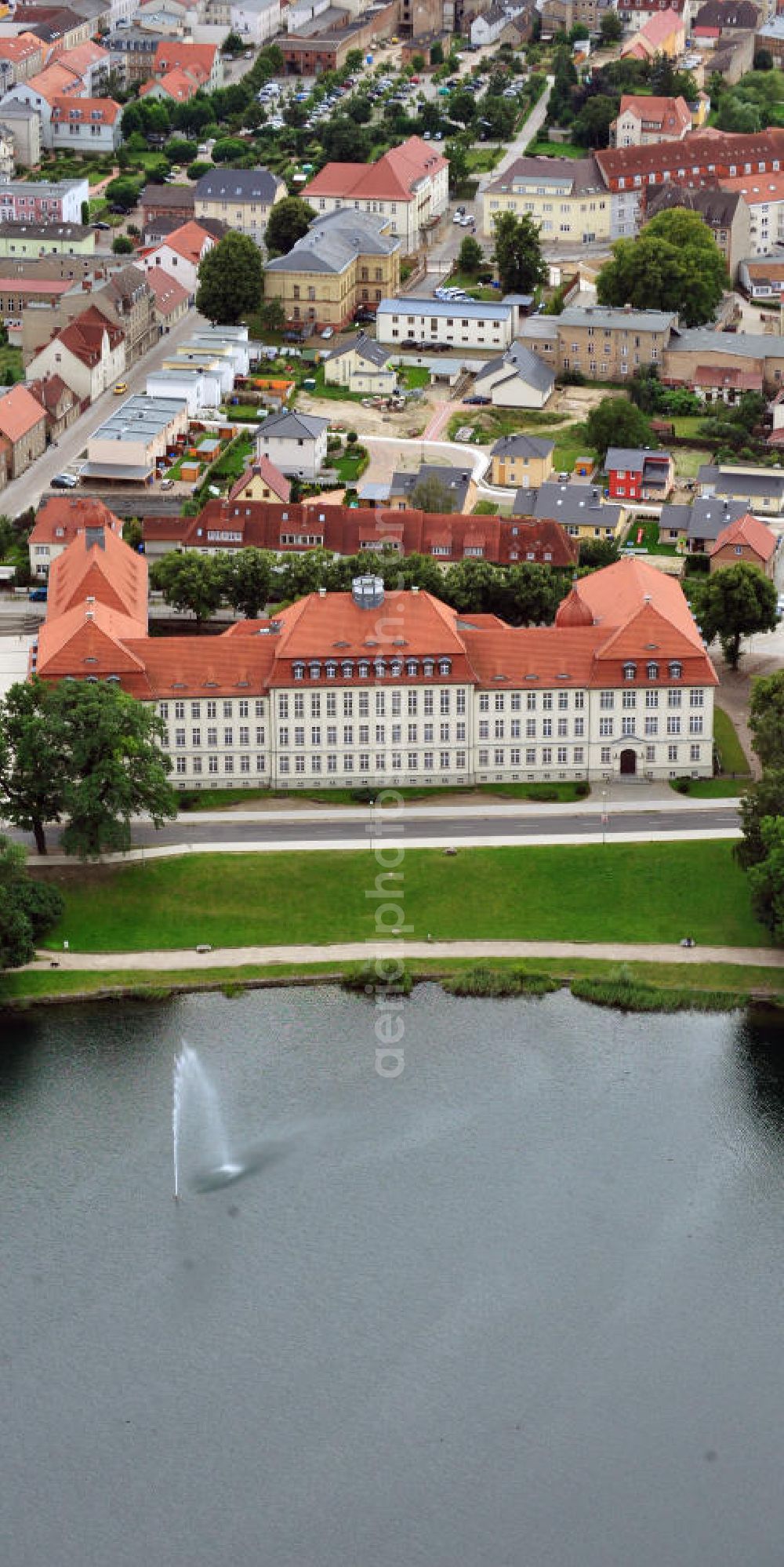 Aerial image Neustrelitz - Das Gebäude des Gymnasium Carolinum am Glambeckersee in Neustrelitz, Mecklenburg-Vorpommern. Building of the Carolinum grammar school close to the Glambecker lake in Neustrelitz, Mecklenburg-Vorpommern