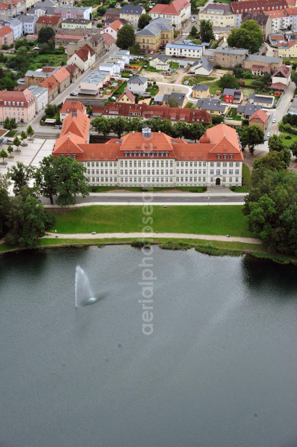 Aerial photograph Neustrelitz - Das Gebäude des Gymnasium Carolinum am Glambeckersee in Neustrelitz, Mecklenburg-Vorpommern. Building of the Carolinum grammar school close to the Glambecker lake in Neustrelitz, Mecklenburg-Vorpommern