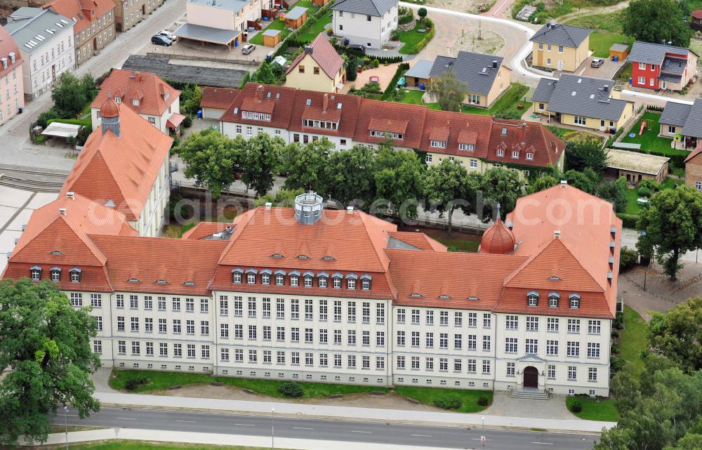 Neustrelitz from above - Das Gebäude des Gymnasium Carolinum am Glambeckersee in Neustrelitz, Mecklenburg-Vorpommern. Building of the Carolinum grammar school close to the Glambecker lake in Neustrelitz, Mecklenburg-Vorpommern