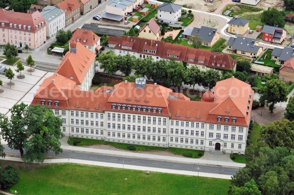 Neustrelitz from the bird's eye view: Das Gebäude des Gymnasium Carolinum am Glambeckersee in Neustrelitz, Mecklenburg-Vorpommern. Building of the Carolinum grammar school close to the Glambecker lake in Neustrelitz, Mecklenburg-Vorpommern