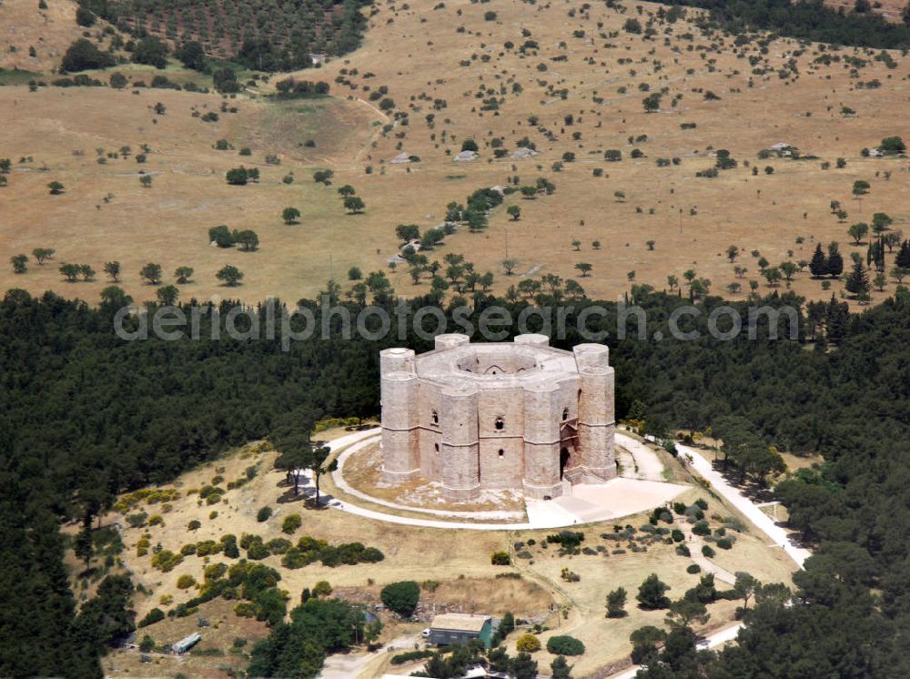 Andria from the bird's eye view: Das Castel del Monte ist ein Bauwerk in Apulien im Südosten Italiens. Das Schloss wurde Mitte des 13. Jahrhunderts errichtet. Das Castel liegt im Gemeindegebiet von Andria. Seine Bedeutung erhält das Bauwerk durch seine ideale Grundrissgestalt als Achteck. The Castel del Monte is a building in Puglia in southeastern Italy. The castle was built in the middle of the 13th Century and is located in the municipality of Andria. It gets its meaning by the ideal form of an octagon.