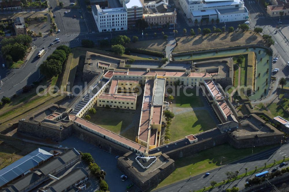 Kapstadt from above - Blick auf das Castle of Good Hope Kapstadt in der Provinz Western Cape. Das Castle wurde - als Casteel de Goede Hoop (Burg der guten Hoffnung) - zwischen 1666-79 errichtet und ist heute das älteste noch erhaltene europäische Gebäude in Südafrika - zugleich Museum und Hauptquartier / Hauptsitz der südafrikanischen Armee. View of the Castle of Good Hope in Cape Town South Africa.