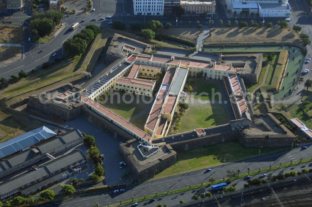 Kapstadt from the bird's eye view: Blick auf das Castle of Good Hope Kapstadt in der Provinz Western Cape. Das Castle wurde - als Casteel de Goede Hoop (Burg der guten Hoffnung) - zwischen 1666-79 errichtet und ist heute das älteste noch erhaltene europäische Gebäude in Südafrika - zugleich Museum und Hauptquartier / Hauptsitz der südafrikanischen Armee. View of the Castle of Good Hope in Cape Town South Africa.