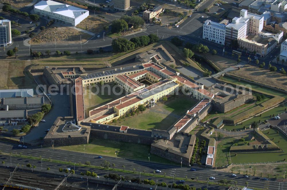 Aerial image Kapstadt - Blick auf das Castle of Good Hope Kapstadt in der Provinz Western Cape. Das Castle wurde - als Casteel de Goede Hoop (Burg der guten Hoffnung) - zwischen 1666-79 errichtet und ist heute das älteste noch erhaltene europäische Gebäude in Südafrika - zugleich Museum und Hauptquartier / Hauptsitz der südafrikanischen Armee. View of the Castle of Good Hope in Cape Town South Africa.