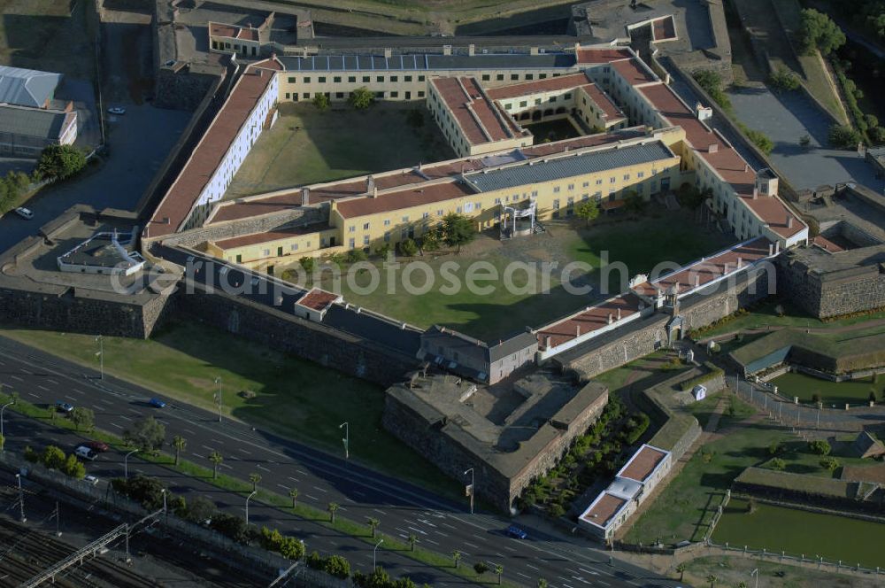 Kapstadt from above - Blick auf das Castle of Good Hope Kapstadt in der Provinz Western Cape. Das Castle wurde - als Casteel de Goede Hoop (Burg der guten Hoffnung) - zwischen 1666-79 errichtet und ist heute das älteste noch erhaltene europäische Gebäude in Südafrika - zugleich Museum und Hauptquartier / Hauptsitz der südafrikanischen Armee. View of the Castle of Good Hope in Cape Town South Africa.