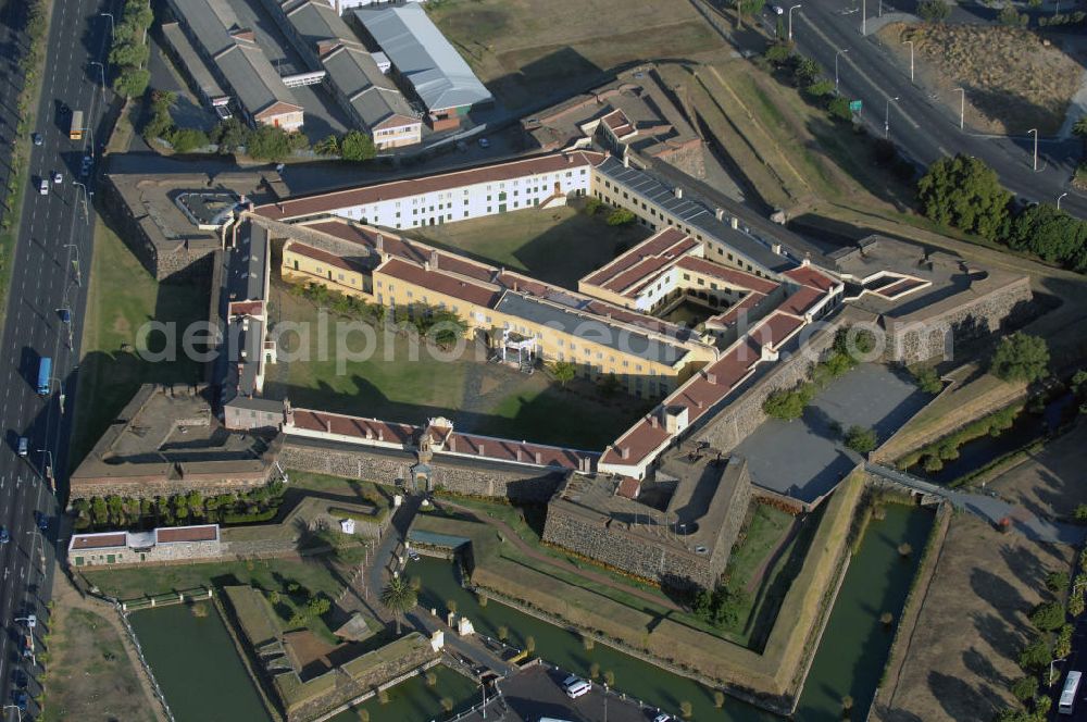 Aerial image Kapstadt - Blick auf das Castle of Good Hope Kapstadt in der Provinz Western Cape. Das Castle wurde - als Casteel de Goede Hoop (Burg der guten Hoffnung) - zwischen 1666-79 errichtet und ist heute das älteste noch erhaltene europäische Gebäude in Südafrika - zugleich Museum und Hauptquartier / Hauptsitz der südafrikanischen Armee. View of the Castle of Good Hope in Cape Town South Africa.