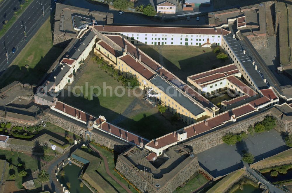 Aerial photograph Kapstadt - Blick auf das Castle of Good Hope Kapstadt in der Provinz Western Cape. Das Castle wurde - als Casteel de Goede Hoop (Burg der guten Hoffnung) - zwischen 1666-79 errichtet und ist heute das älteste noch erhaltene europäische Gebäude in Südafrika - zugleich Museum und Hauptquartier / Hauptsitz der südafrikanischen Armee. View of the Castle of Good Hope in Cape Town South Africa.