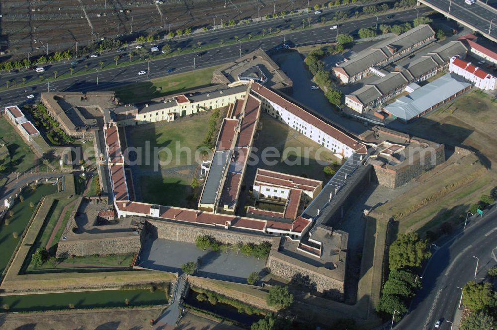 Kapstadt from above - Blick auf das Castle of Good Hope Kapstadt in der Provinz Western Cape. Das Castle wurde - als Casteel de Goede Hoop (Burg der guten Hoffnung) - zwischen 1666-79 errichtet und ist heute das älteste noch erhaltene europäische Gebäude in Südafrika - zugleich Museum und Hauptquartier / Hauptsitz der südafrikanischen Armee. View of the Castle of Good Hope in Cape Town South Africa.