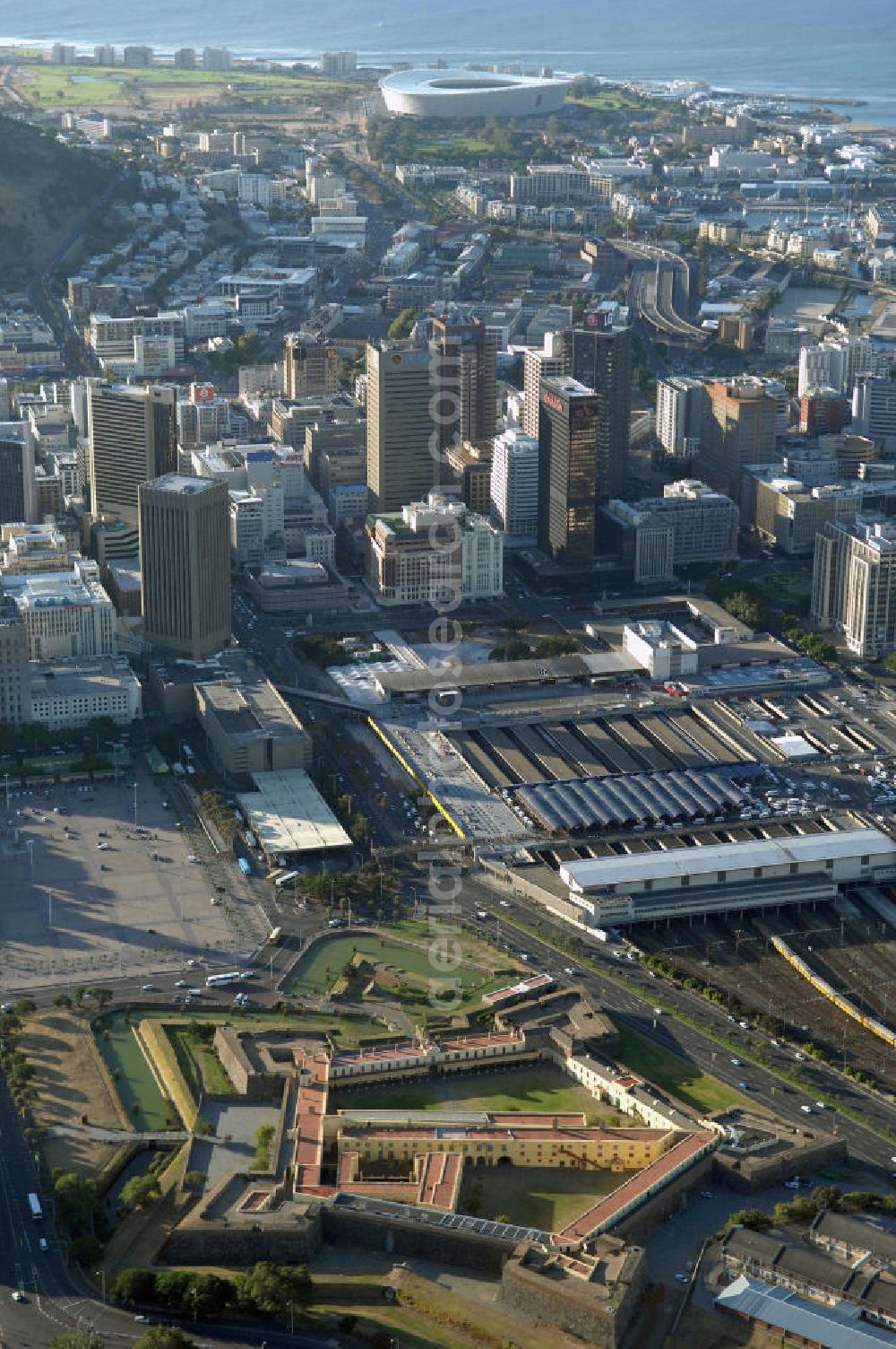 Aerial photograph Kapstadt - Blick auf das Castle of Good Hope Kapstadt in der Provinz Western Cape. Das Castle wurde - als Casteel de Goede Hoop (Burg der guten Hoffnung) - zwischen 1666-79 errichtet und ist heute das älteste noch erhaltene europäische Gebäude in Südafrika - zugleich Museum und Hauptquartier / Hauptsitz der südafrikanischen Armee. View of the Castle of Good Hope in Cape Town South Africa.