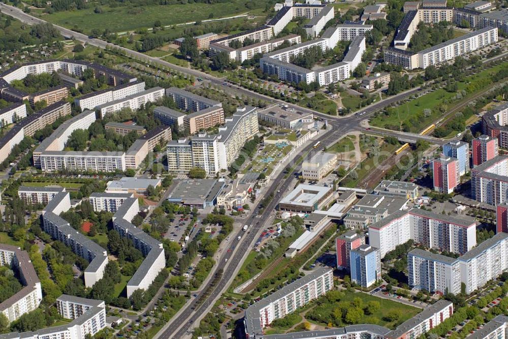 Berlin-Hellersdorf from the bird's eye view: Blick auf den U-Bahnhof Kaulsdorf-Nord mit dem Spreecenter in der Hellersdorfer Straße 77 und dem Cecilienplatz rechts im Bild.